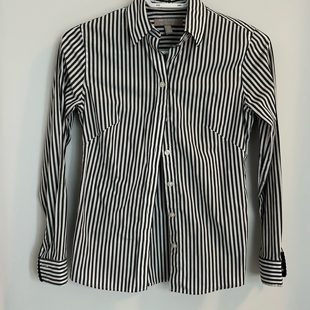 BR No-Iron Fitted Striped Blouse